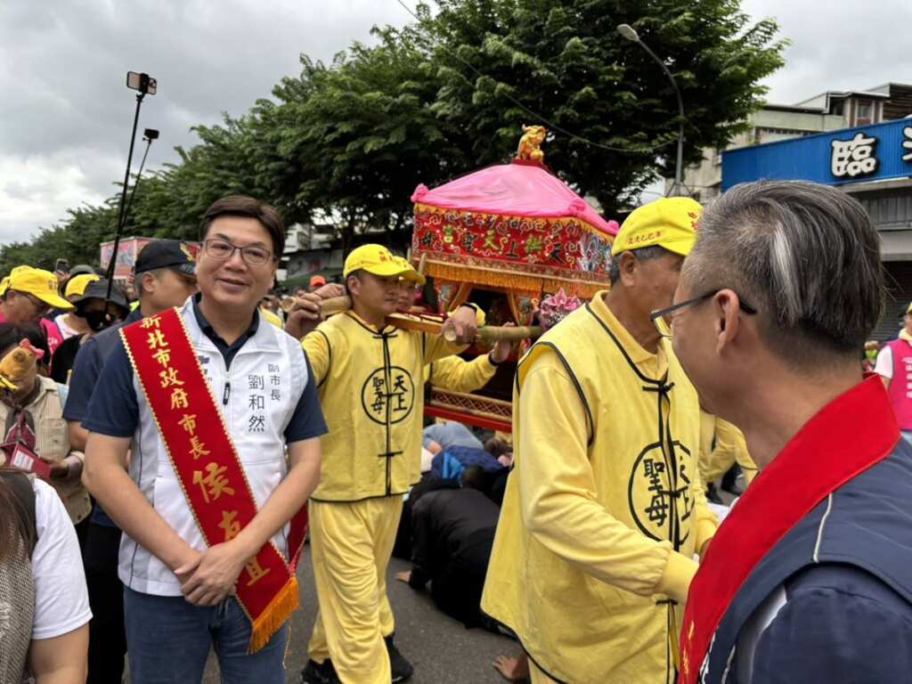 ▲新北市副市長劉和然與「粉紅超跑」白沙屯媽祖神轎合影,祈祝活動圓滿順利、香火鼎盛。