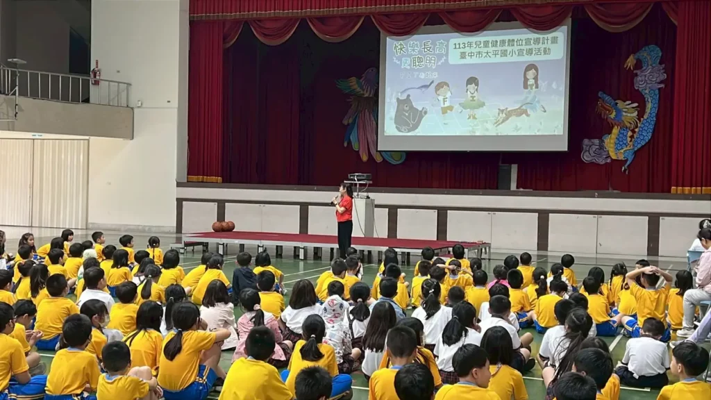 曾娉妍校長關心全校孩童健康體位。