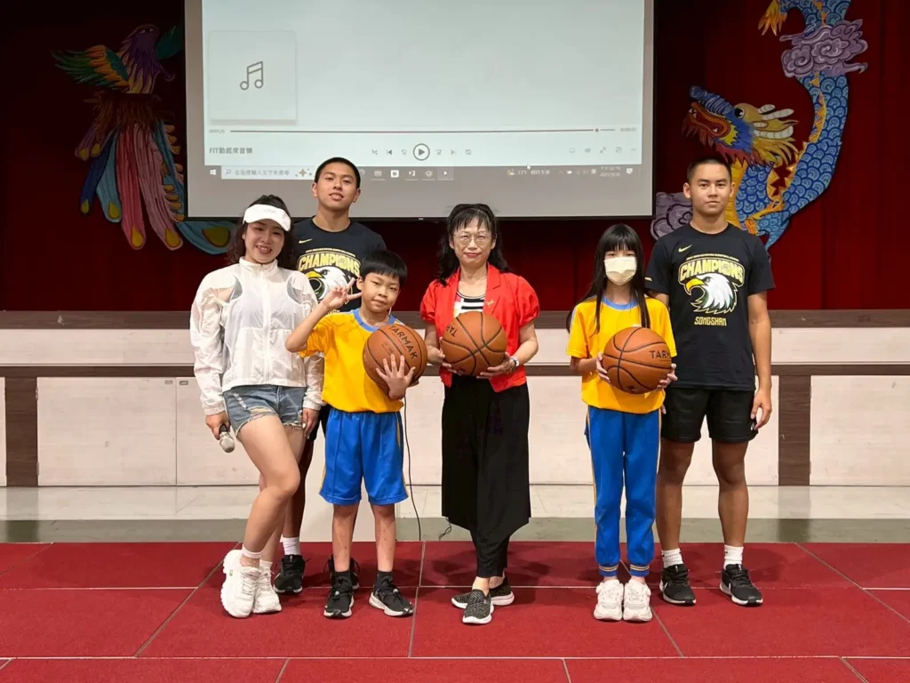 FIT動起來舞蹈示範,同學獲得113年度FMVP劉程恩親筆簽名球。