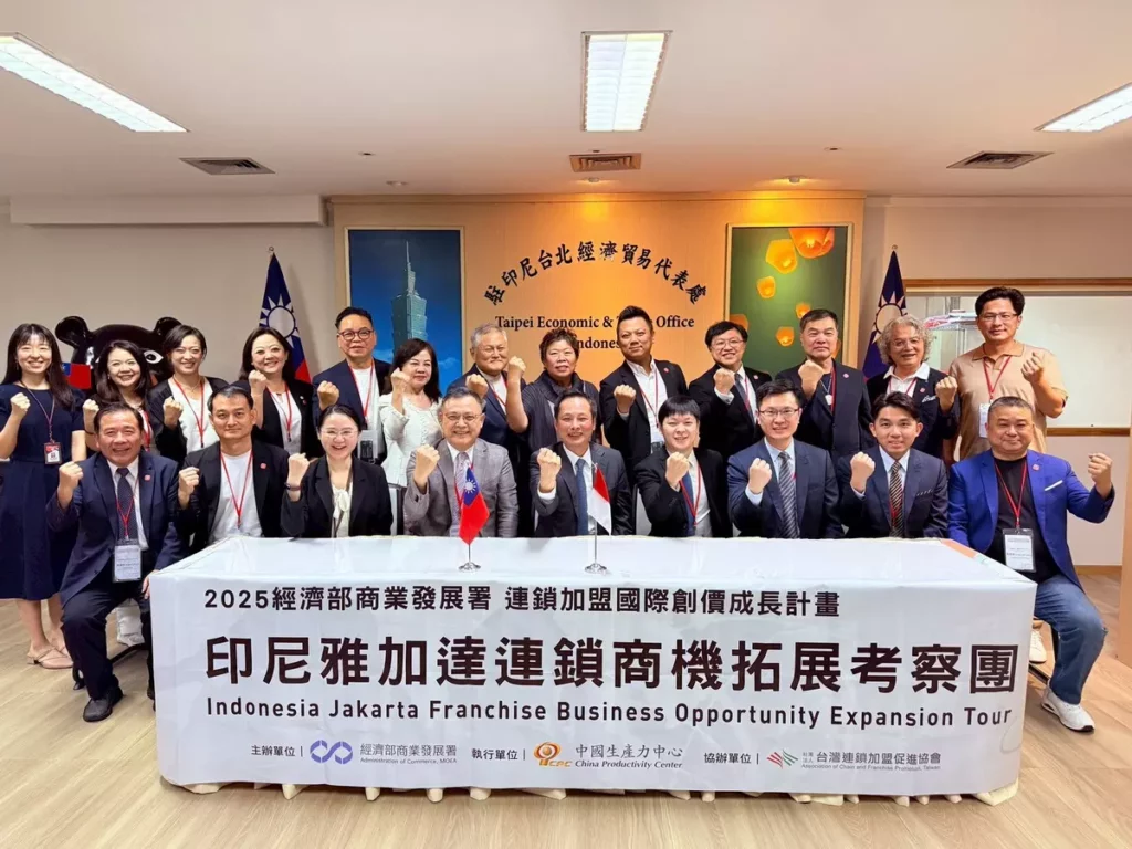臺灣連鎖加盟促進協會赴印尼商務考察團合影。
