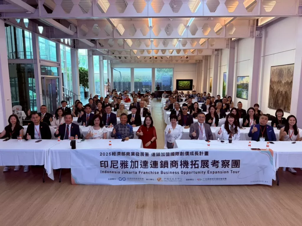 臺灣連鎖加盟促進協會赴印尼商務考察團合影。