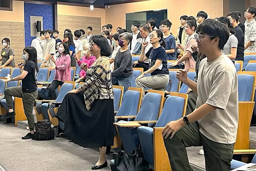 中山醫大的學生與社區民眾一同起身體驗「大腦保健體操」,以「動腦又動身」的方式實踐失智預防觀念。(圖/中山醫大提供)