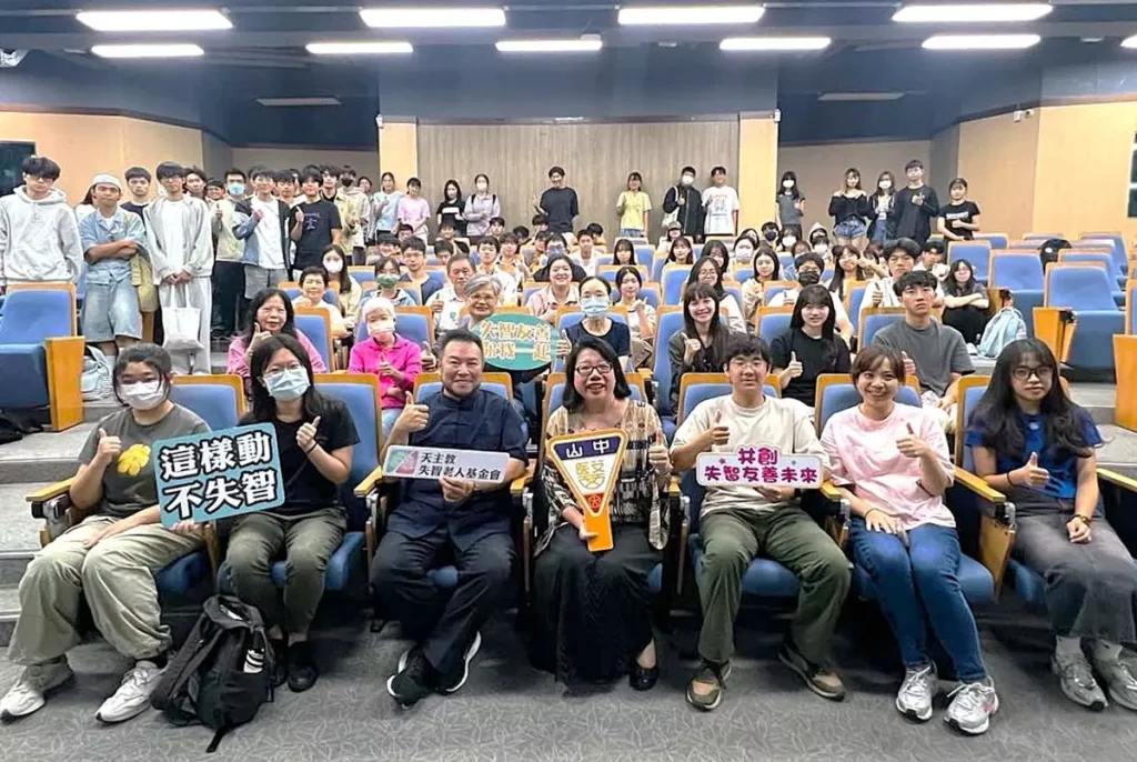 中山醫大與天主教失智老人基金會攜手推動全民健腦教育,活動吸引逾百位師生及社區民眾熱情參與。(圖/中山醫大提供)