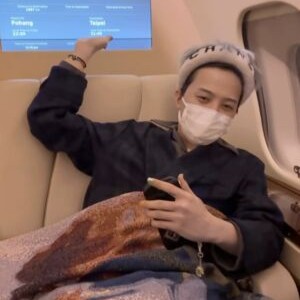天王GD搭私人飛機深夜來台。(圖/翻攝8lo8lo8lowme IG)