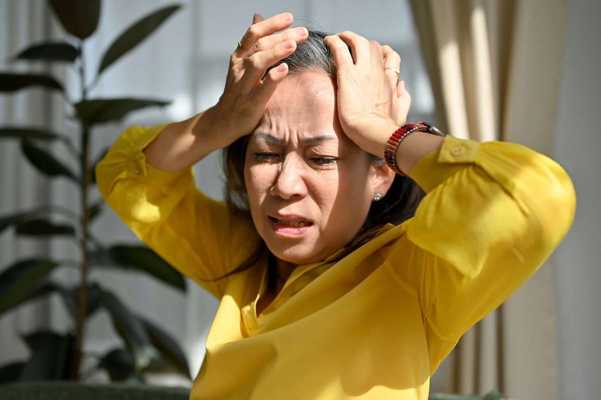 「頭痛像被雷劈」49歲六月以為中風送醫！醫揭關鍵原因  中年女性最要小心