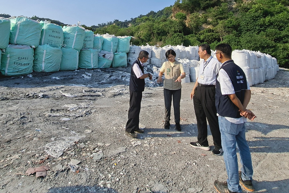 民代批霧峰掩埋場成廚餘海 環保局:依中央指引再加厚覆土關閉 216 民代批霧峰掩埋場成廚餘海 環保局:依中央指引再加厚覆土關閉 215