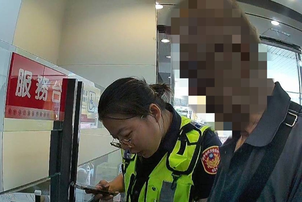勸不聽偷偷重抽號碼牌 80歲男銀行闖關警銀聯手阻詐 236 cnews204251031a12