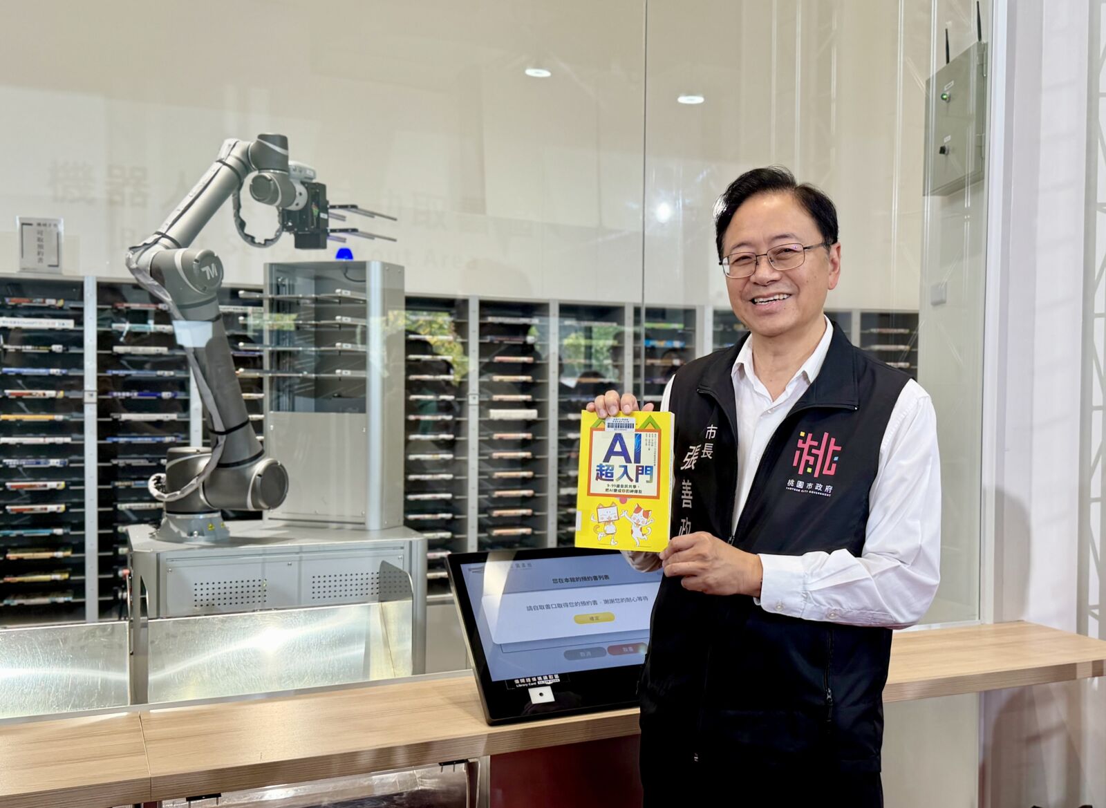 【有影】六大亮點打造科技閱讀體驗 桃市圖青埔智慧科技分館啟用 240 CNEWS195251030a01