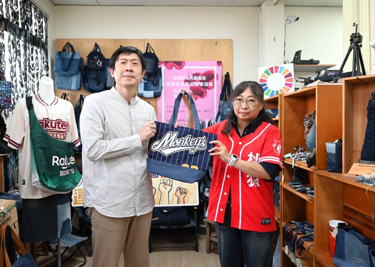 桃園環保局、樂天桃猿捐贈愛心二手球衣 呂詠臻:傳遞永續很有意義 674946 0 0