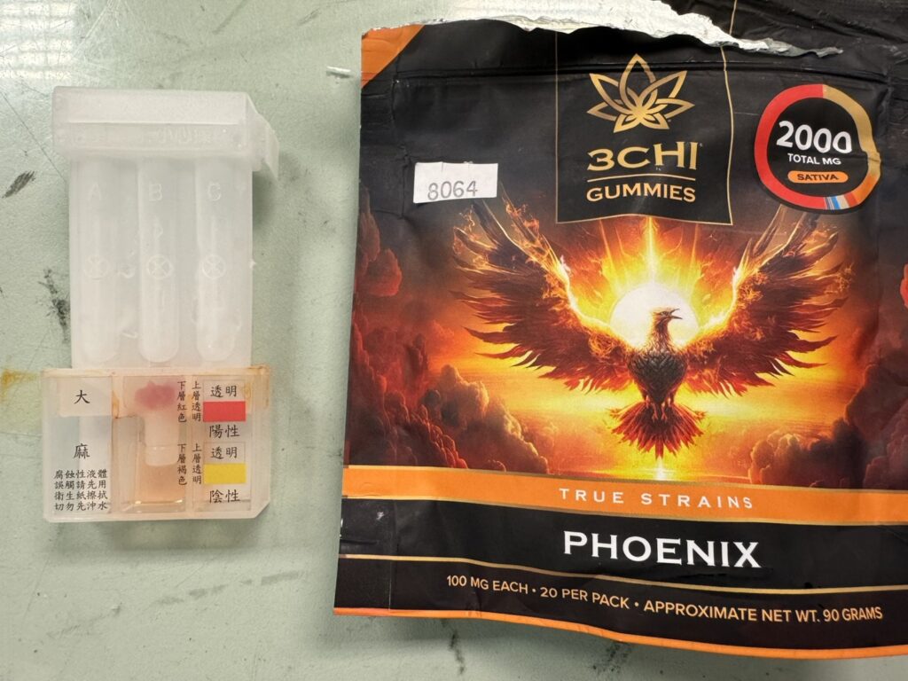 嫌犯的隨身行李有可疑軟糖製品,以毒品試劑檢測出含有大麻成分。(海巡署提供)