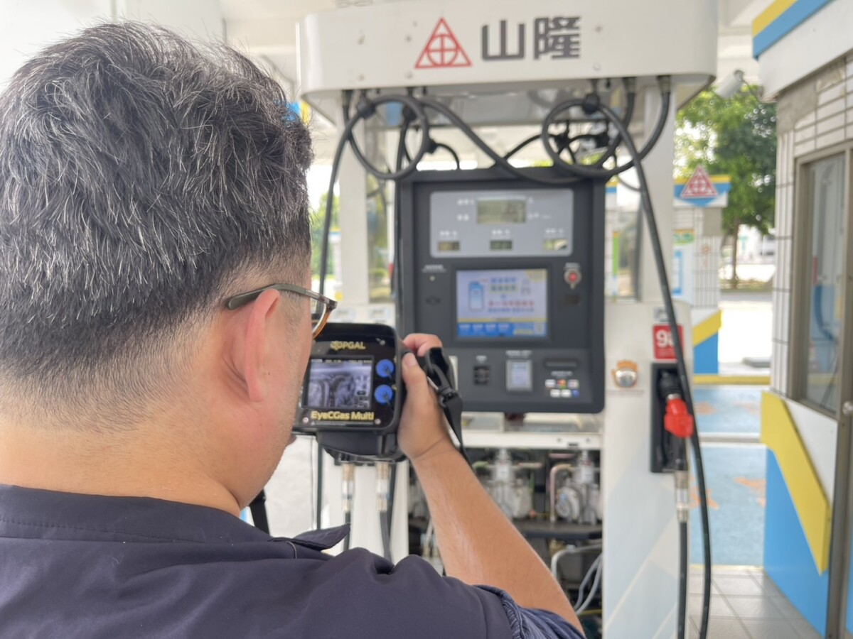 ▲嘉義市運用紅外線氣體顯像儀強化加油站油氣監測,有效維護空氣品質。(照片:記者劉芳妃攝)