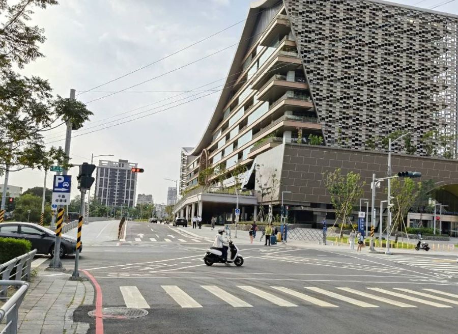 ▲鳳山車站南側曹謹路如期完工通車，形成完整的交通環狀系統，紓解車站臨時接送壅塞情形，提升整體通行效率。