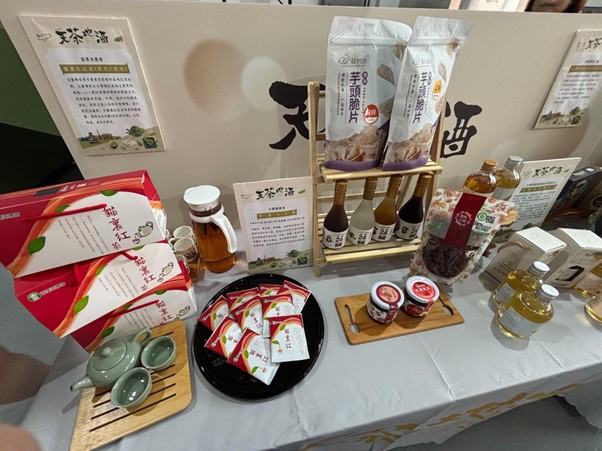 苗栗縣政府農業處推動「天茶地酒」品牌,展出包括貓裏紅茶、芋頭脆片、芋頭釀酒、果乾與茶酒禮盒等精選產品,展現苗栗農村多元風味與品牌魅力。