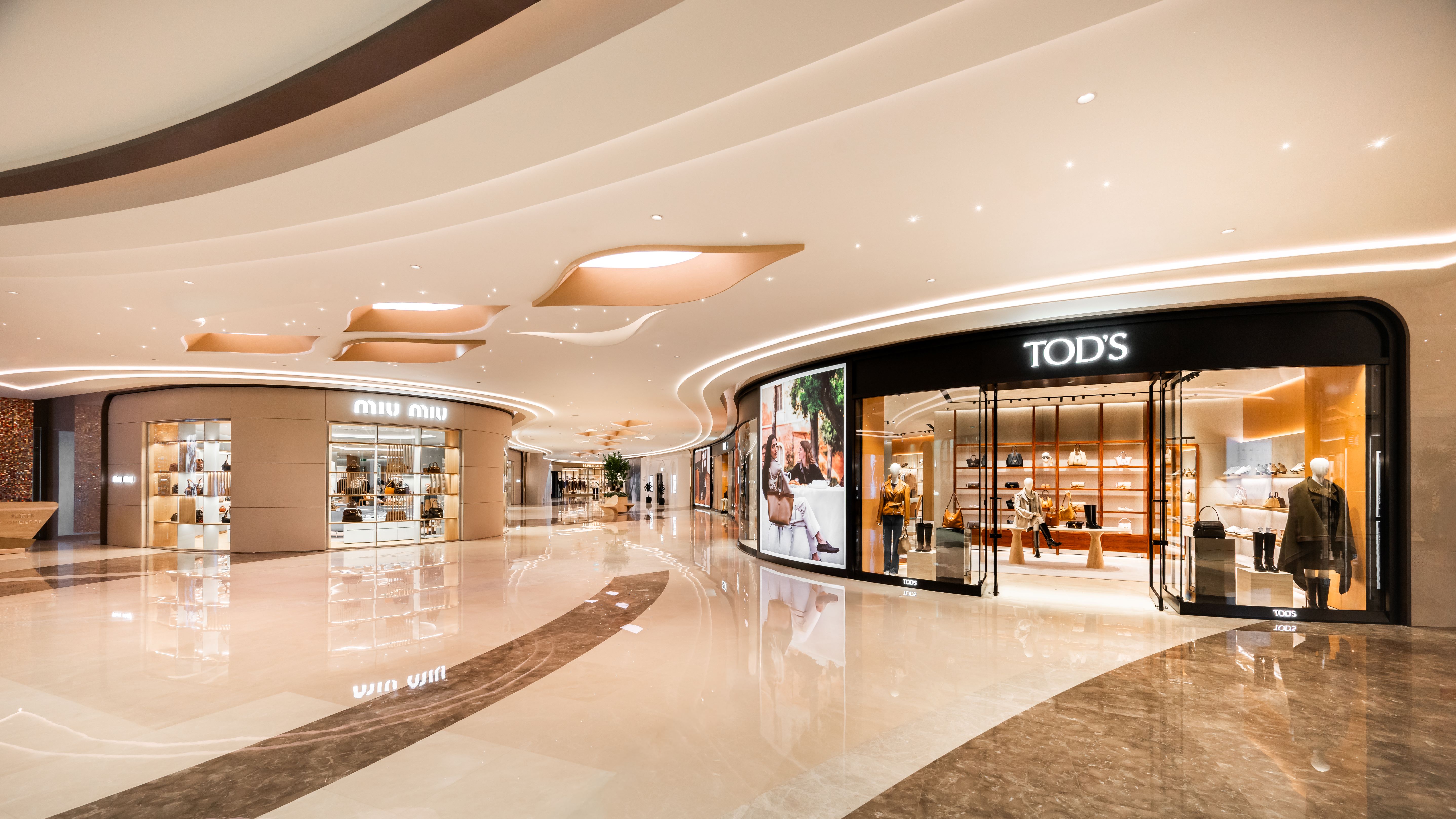 全新意式風尚購物空間匯集了多個精緻的意大利品牌，加上米蘭傳奇購物街蒙特拿破崙大街（Via Montenapoleone）為靈感的場景佈置，彰顯了意大利精緻的氛圍。