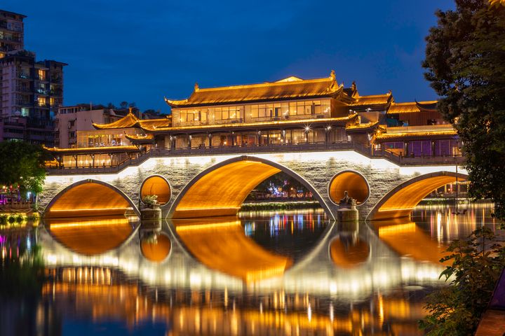 橫跨錦江的成都安順廊橋夜色。　圖：shutterstock／來源 