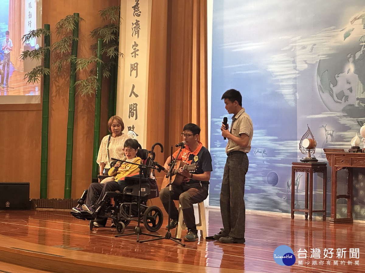 廖姓一家登台獻唱感恩心聲。(記者扶小萍攝)