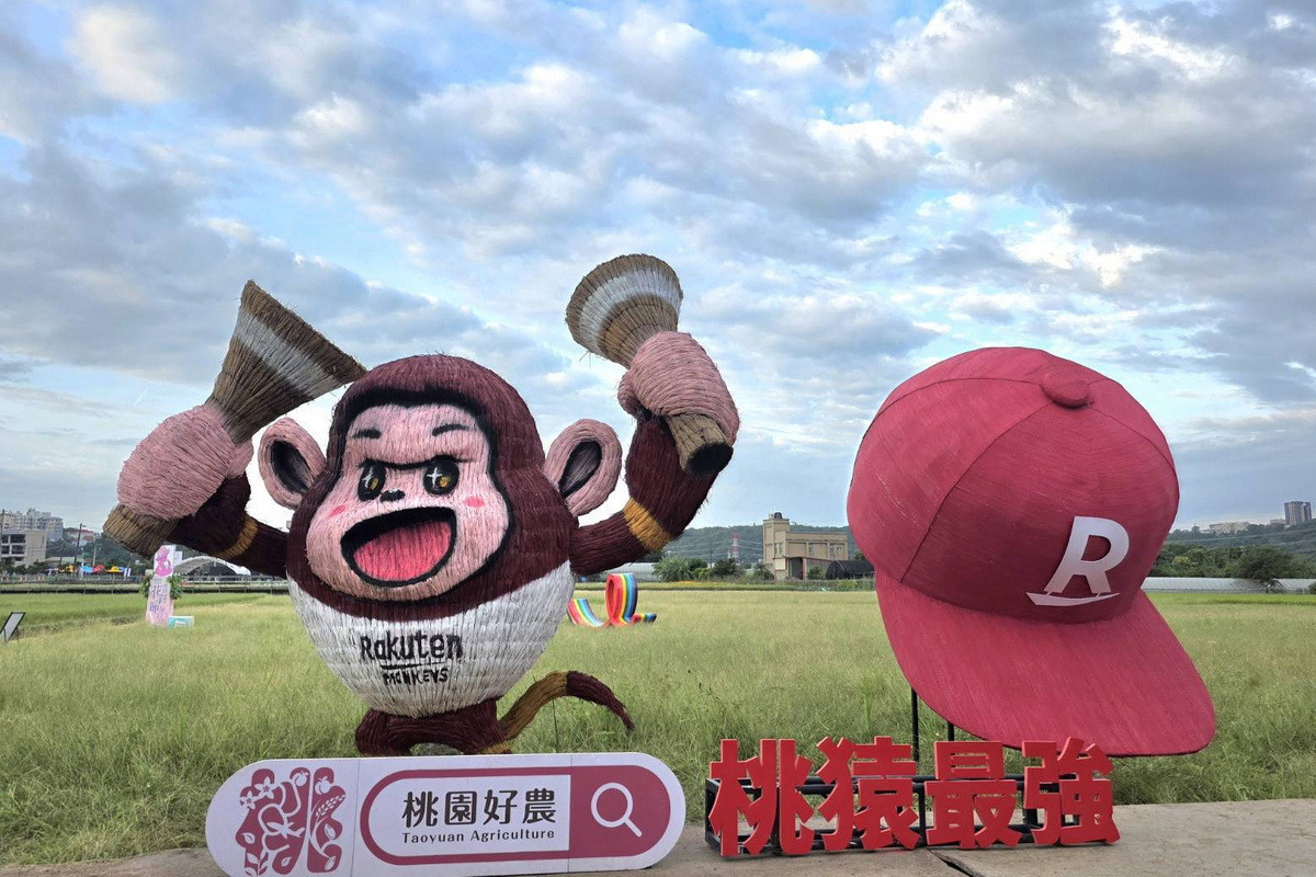 「2025桃園花彩節」裝置藝術樂天桃猿「吉祥物Rocky」與「球隊棒球帽」。