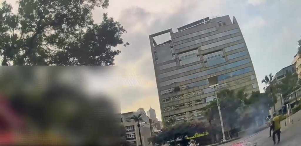 誇張!-高雄嘉陵街祭典馬路燒紙錢冒濃煙-警環聯手開罰