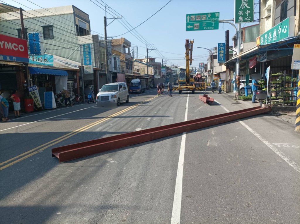 驚!-曳引車行經崁頂中正路「鋼梁突飛出」砸毀民宅外水泥墩