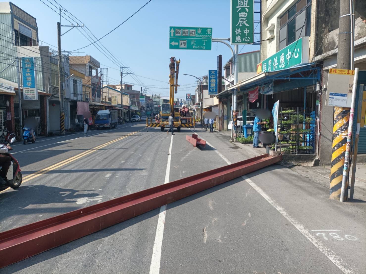 曳引車行經崁頂中正路「鋼梁突飛出」砸毀民宅外水泥墩