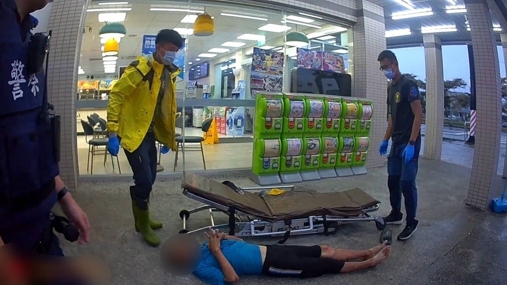 影/池上男雨中失溫倒地-超商前全身濕透發抖-警消救援撿回一命