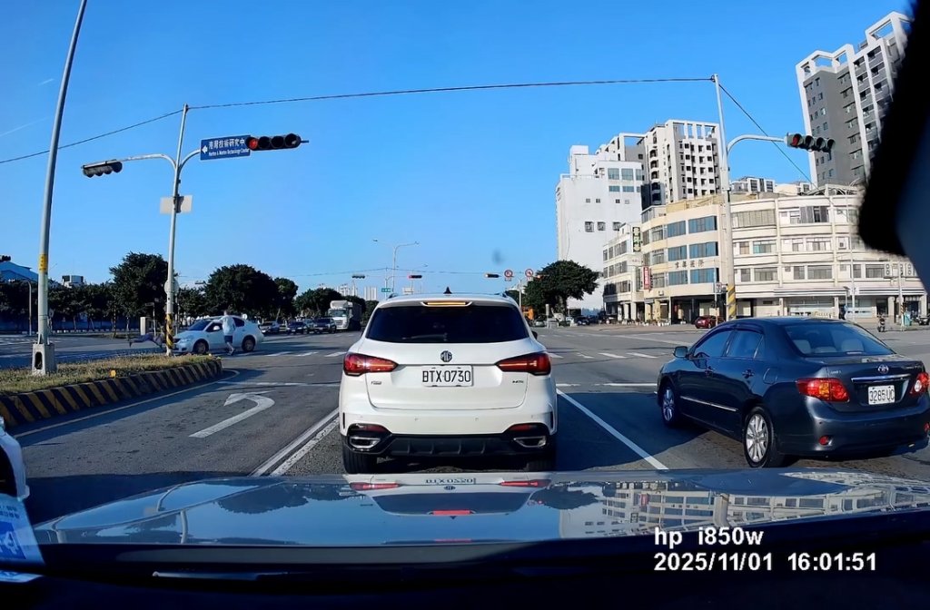 影/台中行人地獄!走斑馬線過馬路「遭左轉車撞飛」 正面朝下慘摔