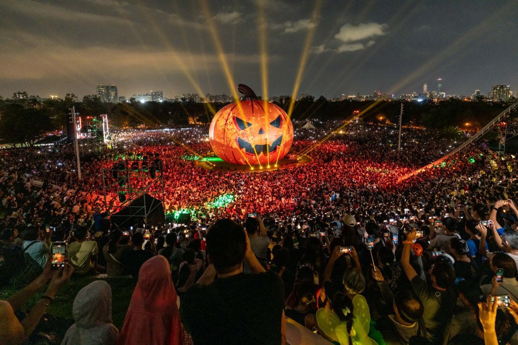 太狂!2025高雄萬聖節單日湧入30萬人次 晚間一度近7萬人齊聚衛武營