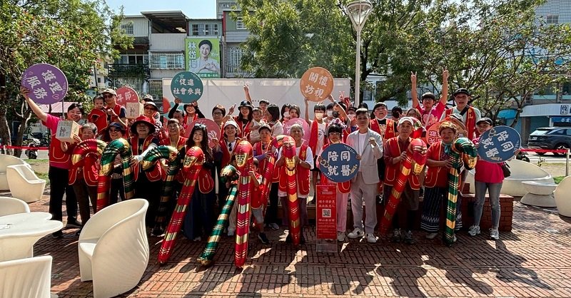 華山拐杖節鳳凌廣場登場　111位學生快閃拐杖舞傳愛助老