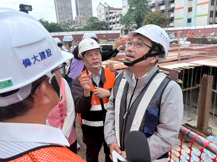 工程微幅超前 板橋信義國小地下停車場明年夏天見 36 《圖說》侯友宜市長今天視察板橋區信義國小地下停車場工程。〈交通局提供〉