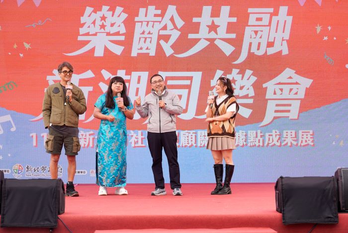 《圖說》新北銀髮實境節目《高年級超進化》熱播中，邀請參與節目的藝人董月花(左2)、王少偉(左1)、董仔(右1)親臨現場與市長侯友宜及現場長輩同樂。〈社會局提供〉