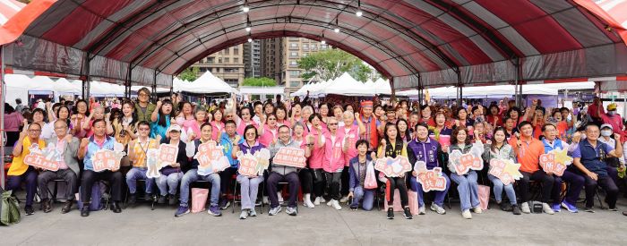 《圖說》新北市社區照顧關懷據點成果展在板橋第一運動場登場。〈社會局提供〉