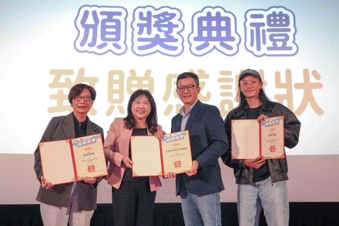 花蓮阿美族青年返鄉故事吸睛 《織加歌》地方創生微電影首獎 30 《圖說》新北市府副秘書長張其強(右二)感謝「青春還鄉-地創微電影競賽」為影像創作者搭建舞台,讓更多地創團隊被看見。〈青年局提供〉