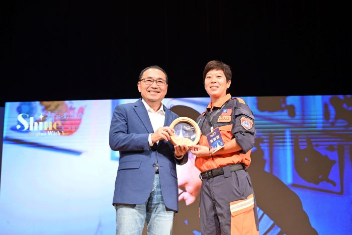 十位人物照亮城市與世界 每一位都是新北之光 28 《圖說》侯友宜市長指出,今年入選的10位影響力人物在音樂、教育、藝術、環保、地方創生等領域發光發熱,不只照亮新北,更拓展到國際,每位都是新北之光。〈新聞局提供〉