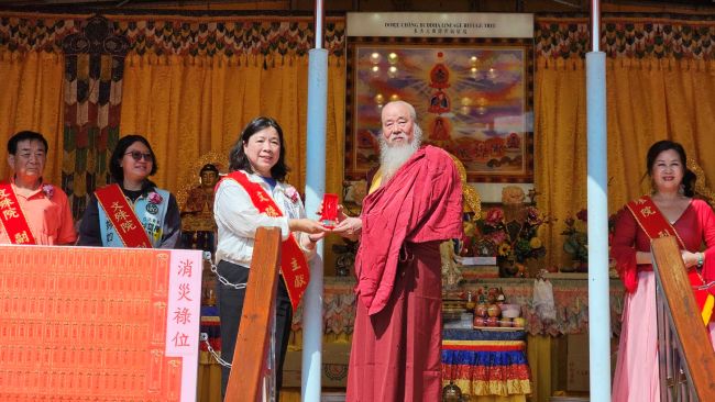 佛教正心會於高雄龍虎塔舉辦觀音法會殊勝圓滿 26 《圖說》世界佛教正心會於高雄舉辦觀音法會,該會指導金剛上師恆性嘉措仁波且(右)致贈綠度母銅墜給貴賓陳麗珍議員(左)。〈正心會提供〉