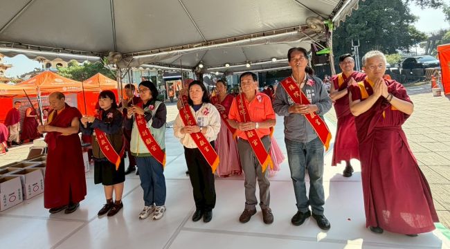 佛教正心會於高雄龍虎塔舉辦觀音法會殊勝圓滿 27 《圖說》世界佛教正心會於高雄舉辦觀音法會,該會卓理事長〈左一〉帶領貴賓上香祈福。〈正心會提供〉