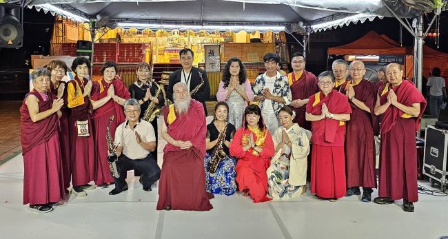 佛教正心會於高雄龍虎塔舉辦觀音法會殊勝圓滿 28 《圖說》世界佛教正心會於高雄舉辦觀音法會,該會指導金剛上師恆性嘉措仁波且(中坐者)與表演團體夢田藝社、屏東縣南臺灣音樂交流協會合影。〈正心會提供〉