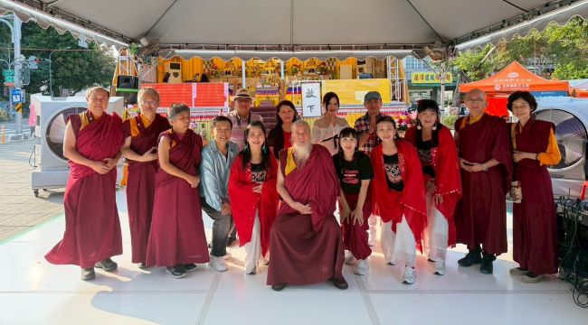 佛教正心會於高雄龍虎塔舉辦觀音法會殊勝圓滿 29 《圖說》世界佛教正心會於高雄舉辦觀音法會,該會指導金剛上師恆性嘉措仁波且(中坐者)與表演團體舞力舞蹈社、Best樂團、海韻綜藝團合影。〈正心會提供〉