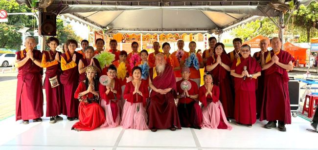 佛教正心會於高雄龍虎塔舉辦觀音法會殊勝圓滿 30 《圖說》世界佛教正心會於高雄舉辦觀音法會,該會指導金剛上師恆性嘉措仁波且(中坐者)與表演團體高雄仙女慈善會、幸福甜甜圈及舞者羅瓊真合影。〈正心會提供〉