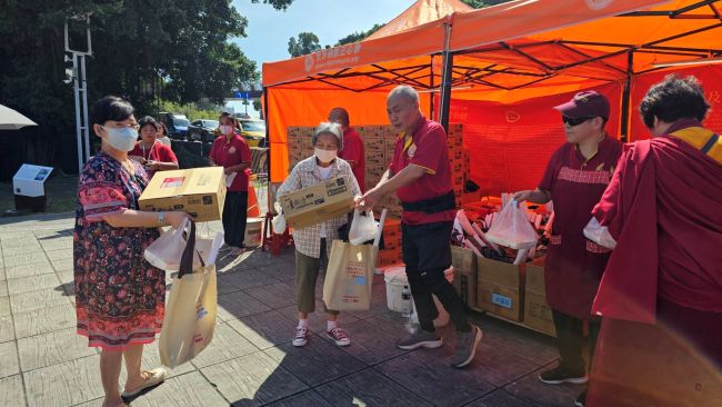 佛教正心會於高雄龍虎塔舉辦觀音法會殊勝圓滿 31 《圖說》世界佛教正心會於高雄舉辦觀音法會,法會圓滿後發送愛心物資給當地弱勢家庭。〈正心會提供〉