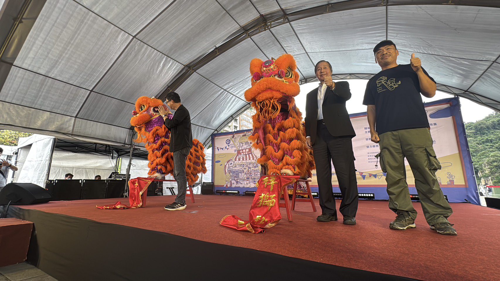 2025小青新咖啡節由隆重的舞獅團熱鬧開場，為活動拉開序曲。新北市政府農業局局長諶錫輝(左1)以及新北市農會理事長林讚枝(右2)以及台灣農民組合協會執行長楊儒門共同住持開幕典禮。