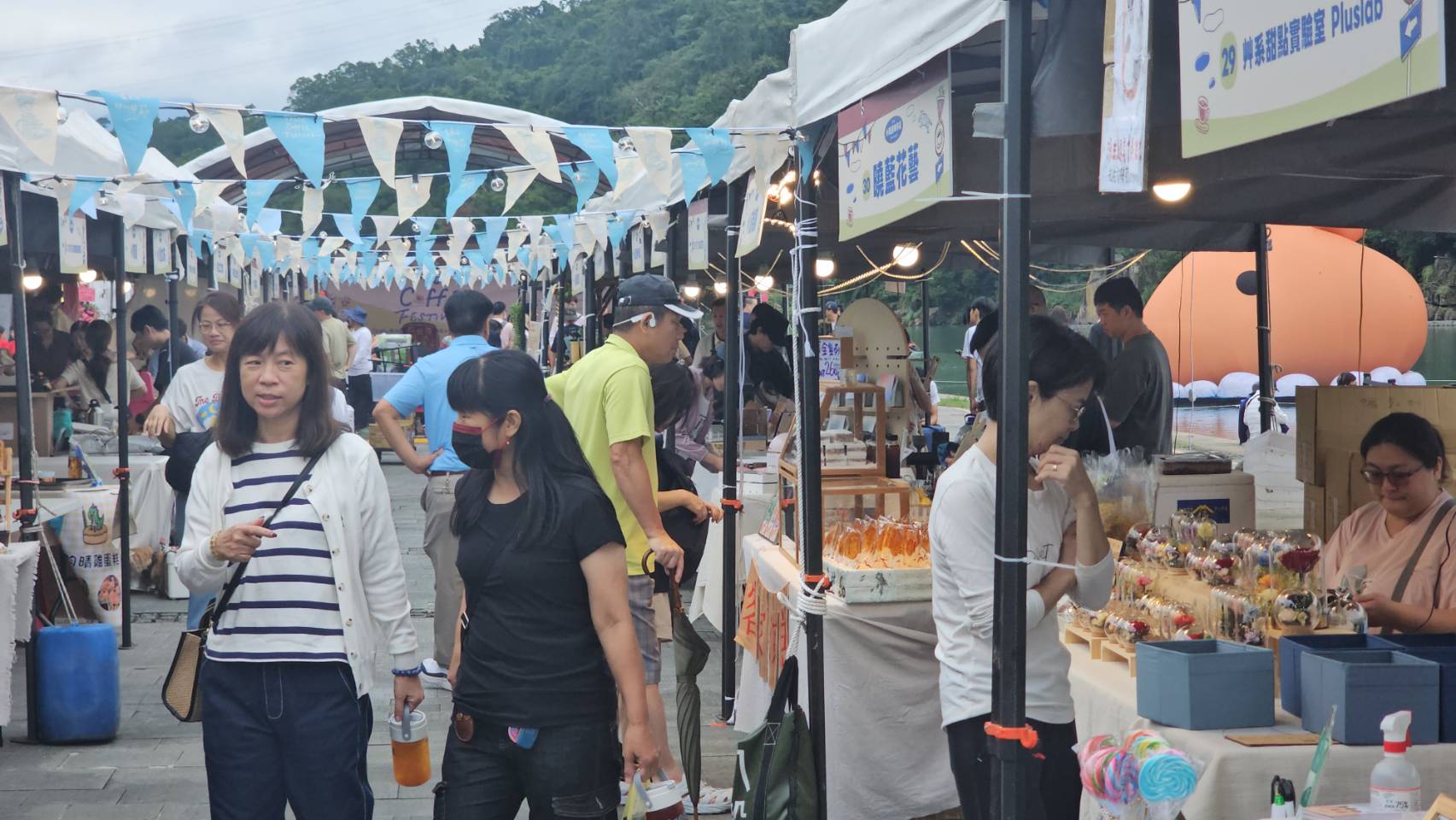 今年結合復古柑仔店與新北農產，研發多款利用新北青農產品製作復古風飲品及甜點，現場還有展售各式咖啡及咖啡沖煮競賽，吸引了許多民眾一早就來尋香。