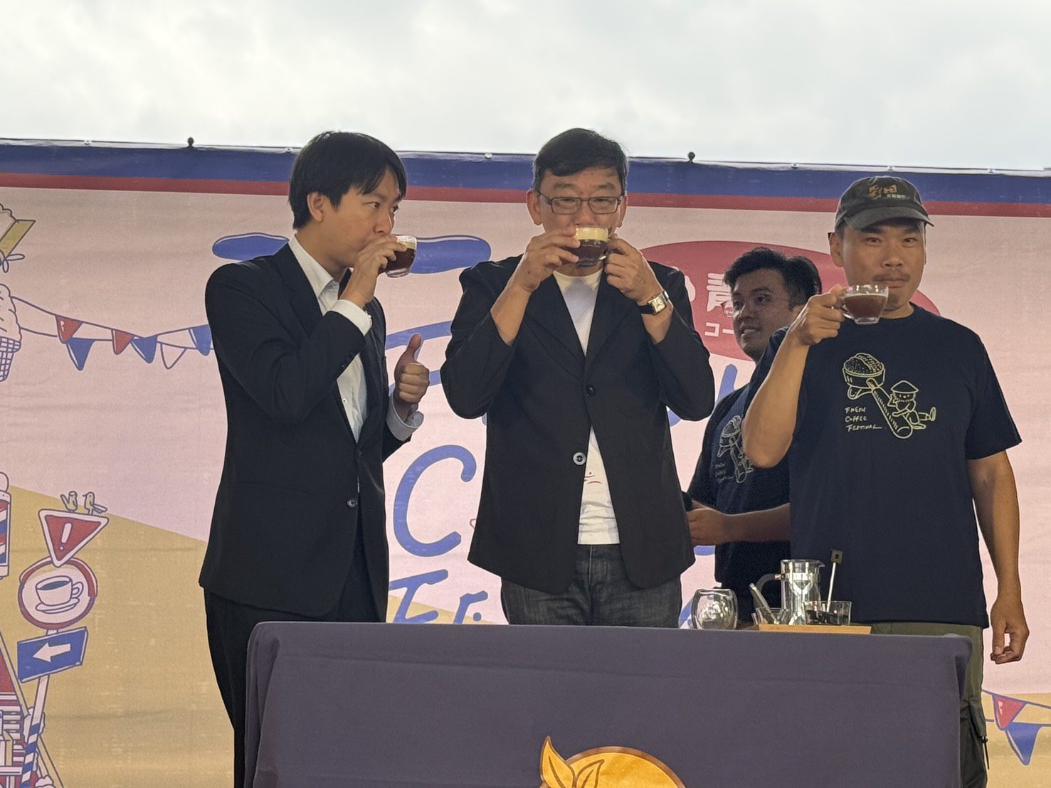 「珈發盃Ka F A 大型咖啡沖煮競賽」為國內唯一戶外咖啡沖煮競賽，新北市政府農業局長諶錫輝也現場品嚐新品咖啡。