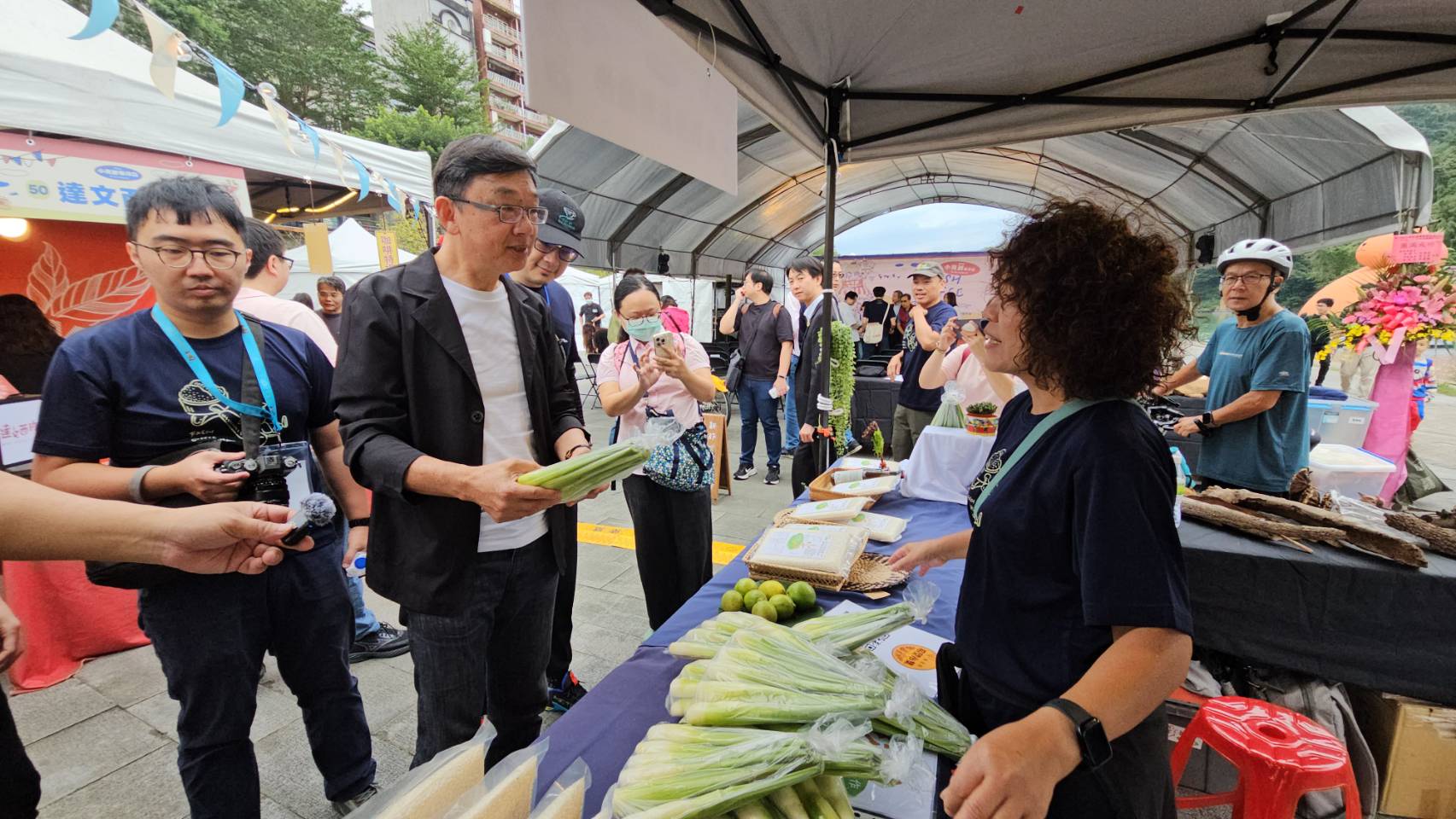 新北市政府農業局長諶錫輝還一一前往攤位與商家話家常並與農友們互動品嚐各項咖啡美食。