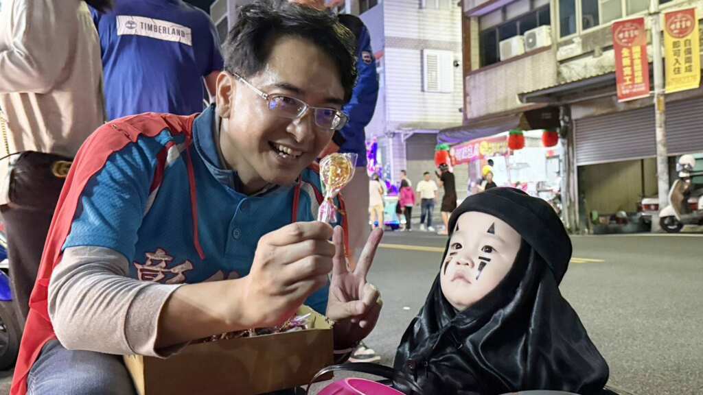 ▲柯呈枋扮「彰化超人」現身萬聖踩街,希望未來彰化每個鄉鎮都有屬於自己的亮點活動,讓孩子有舞台、讓地方發光,一起讓彰化最強向上UP!(記者林明佑翻攝)