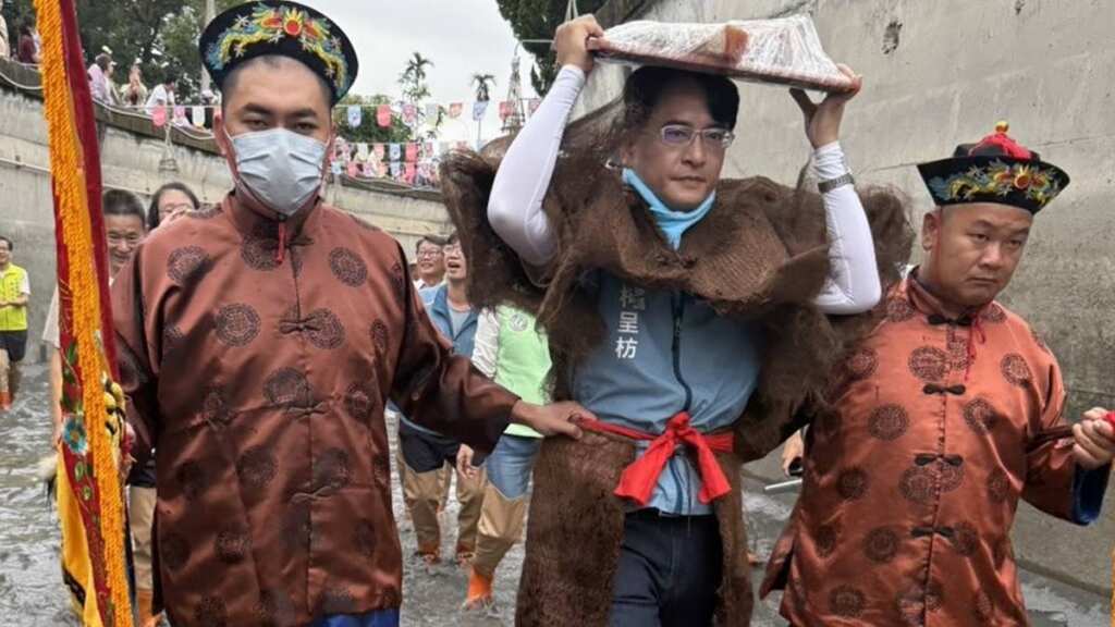 ▲一年一度的「八堡圳跑水節」今日熱鬧登場，其中重要的「引水」儀式重現清康熙年間開圳的歷史場景，其中最具象徵意義的「簑衣引水人」角色，今年由柯呈枋擔任。（記者林明佑翻攝）