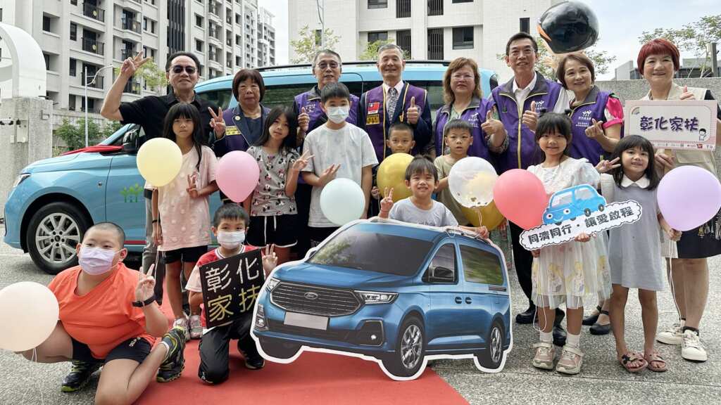▲彰化家扶員林區扶幼委員會二副主委柯崇仁先生,同時身兼國際同濟會台灣總會彰化B區第52屆主席,延續愛妻遺願「捐車助人」的心願,於今日號召國際同濟會台灣總會彰化B區,共同捐贈一輛嶄新的七人座公務車予彰化家扶中心。(圖/彰化家扶提供)