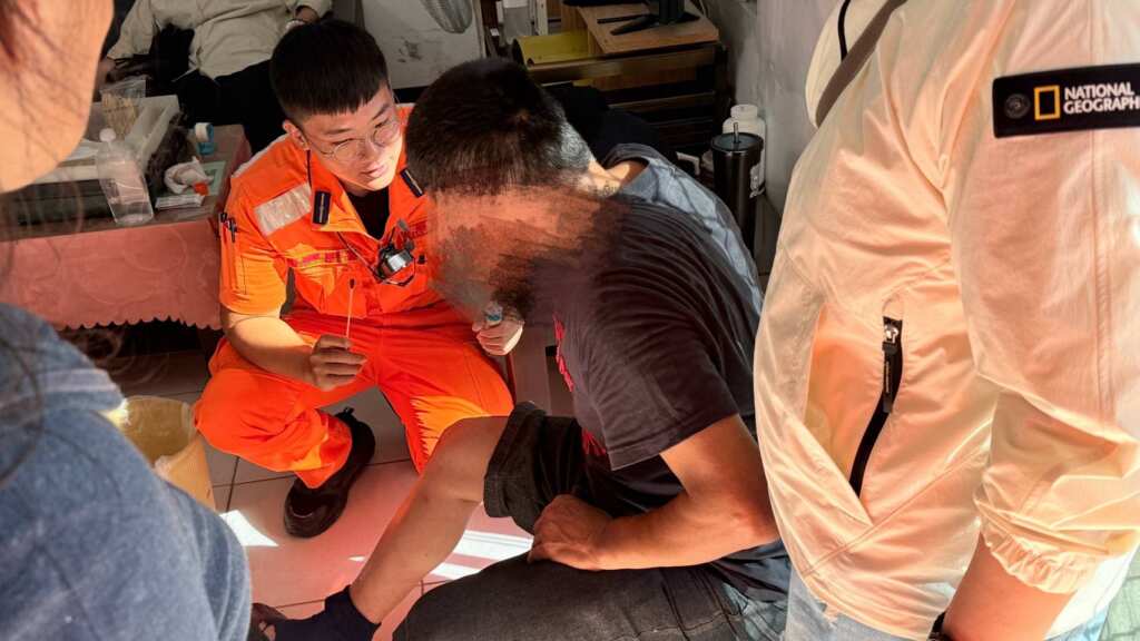 ▲彰化芳苑潮間帶蚵車翻覆,海巡署人員抵達現場後針對受傷遊客實施簡易包紮,後續10名遊客及經救護人員評估均意識清楚,並全數送往醫院進一步診治,結束這場驚魂。(圖/巡署中部分署第三岸巡隊提供)