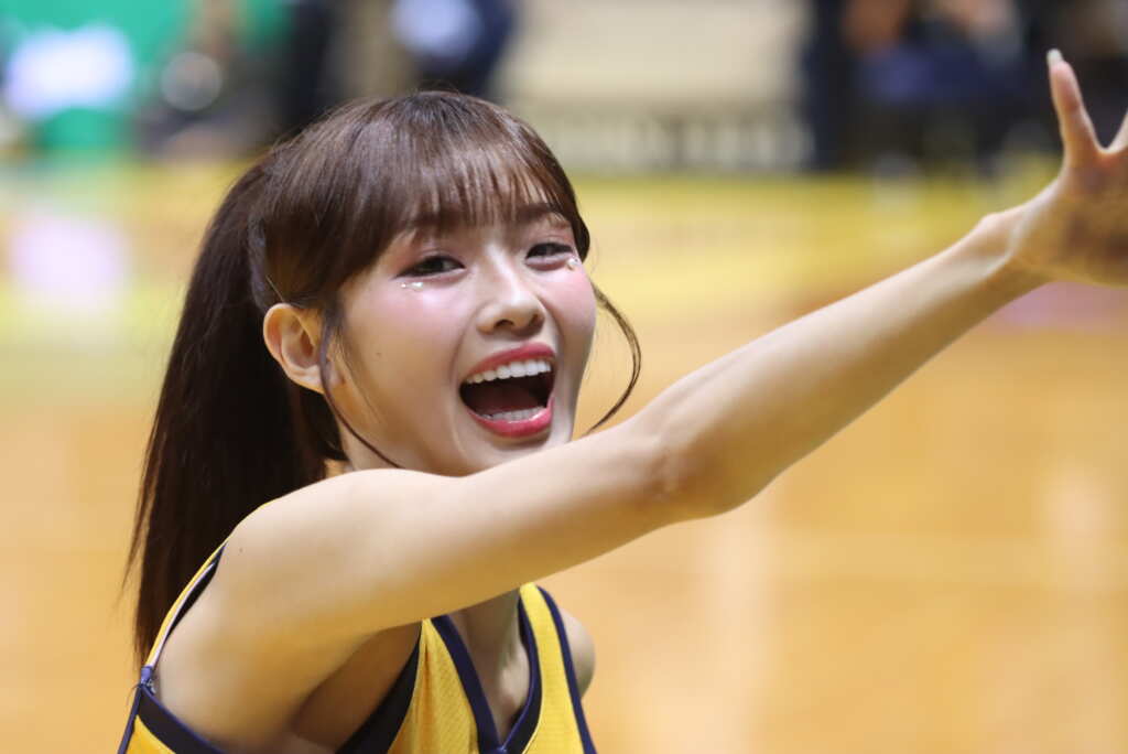 中信特攻隊今年球季氣勢如虹，率先搶下TPBL第三勝，啦啦隊美女維妮也眉開眼笑，為勝利歡呼。 (潘安彥攝影)