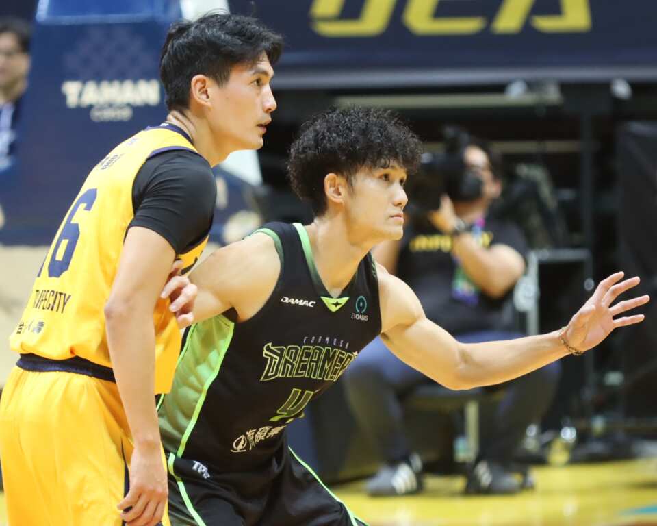 蔣淯安(右)雖然已經是34歲老將，但今天出賽34分鐘摘下17分，雙創本季新高。 (潘安彥攝影)