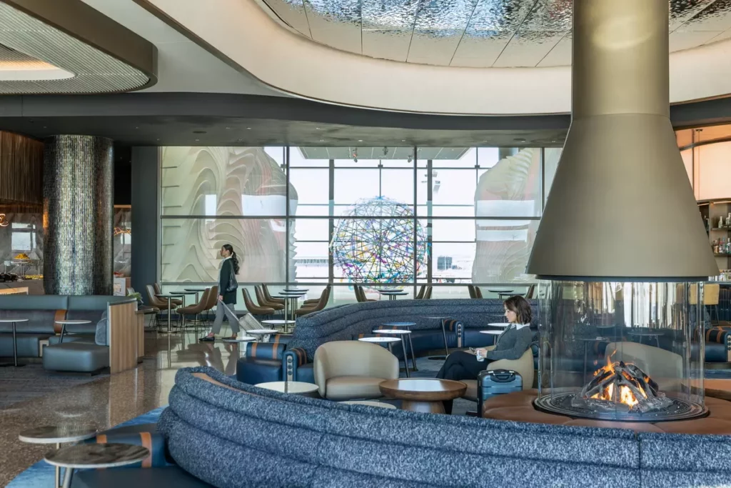 達美飛凡貴賓室（Delta Sky Club）以優雅設計與自然光影，展現猶他風景靈感的現代空間
